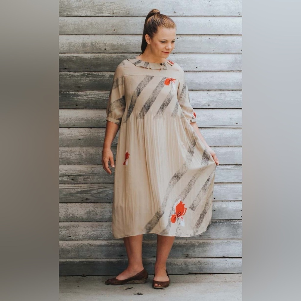 Vintage Blue Lady beige pleated dress, size S/M - Picture 2 of 4